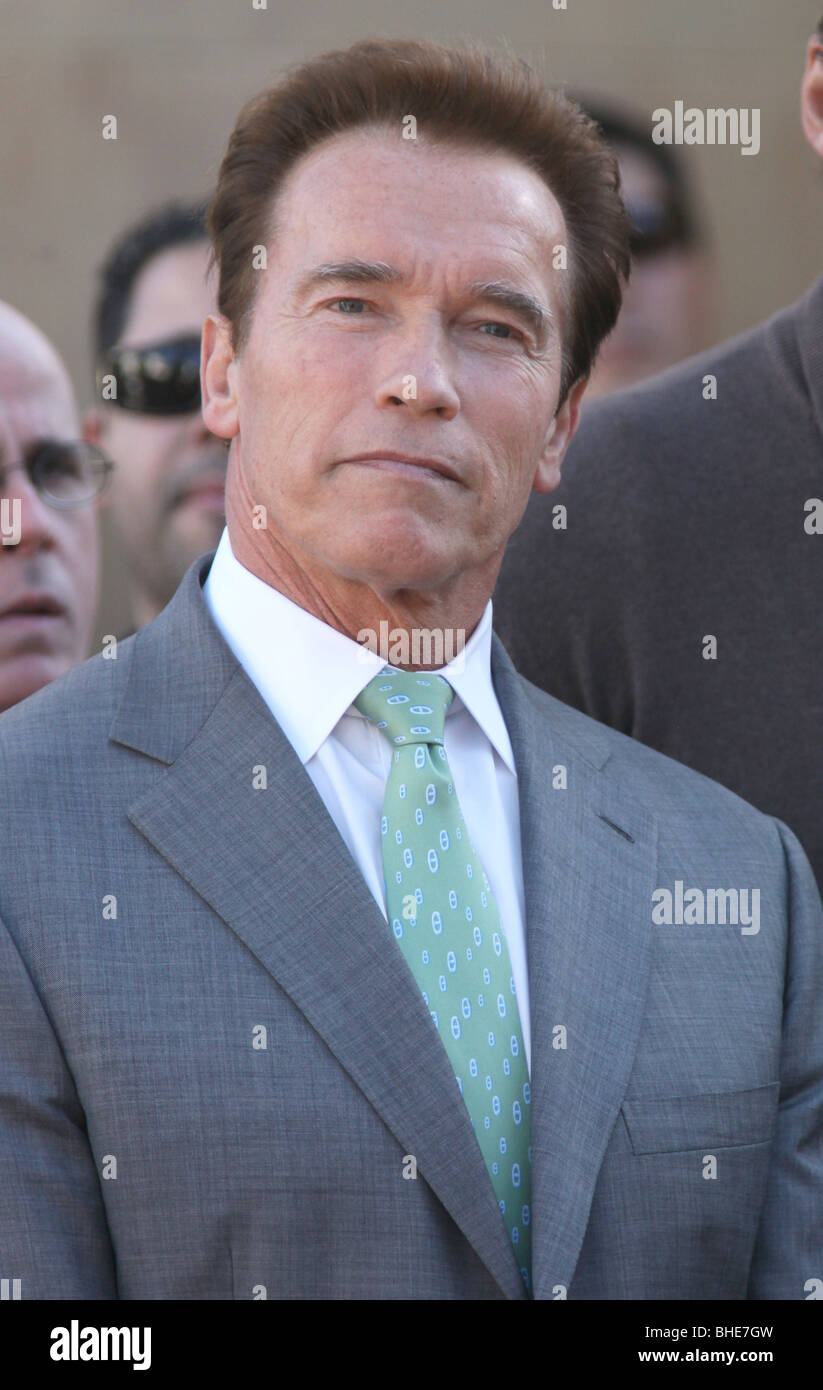 ARNOLD SCHWARZENEGGER JAMES CAMERON geehrt mit einem Stern auf dem HOLLYWOOD WALK OF FAME HOLLYWOOD LOS ANGELES CA USA 18 Goal Stockfoto