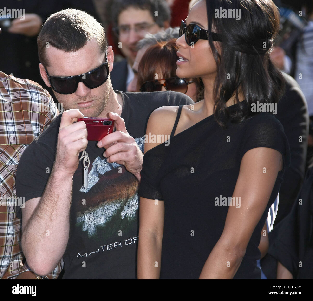 SAM WORTHINGTON ZOE SALDANA JAMES CAMERON GEEHRT MIT EINEM STERN AUF DEM HOLLYWOOD WALK OF FAME HOLLYWOOD LOS ANGELES CA USA 18 Stockfoto