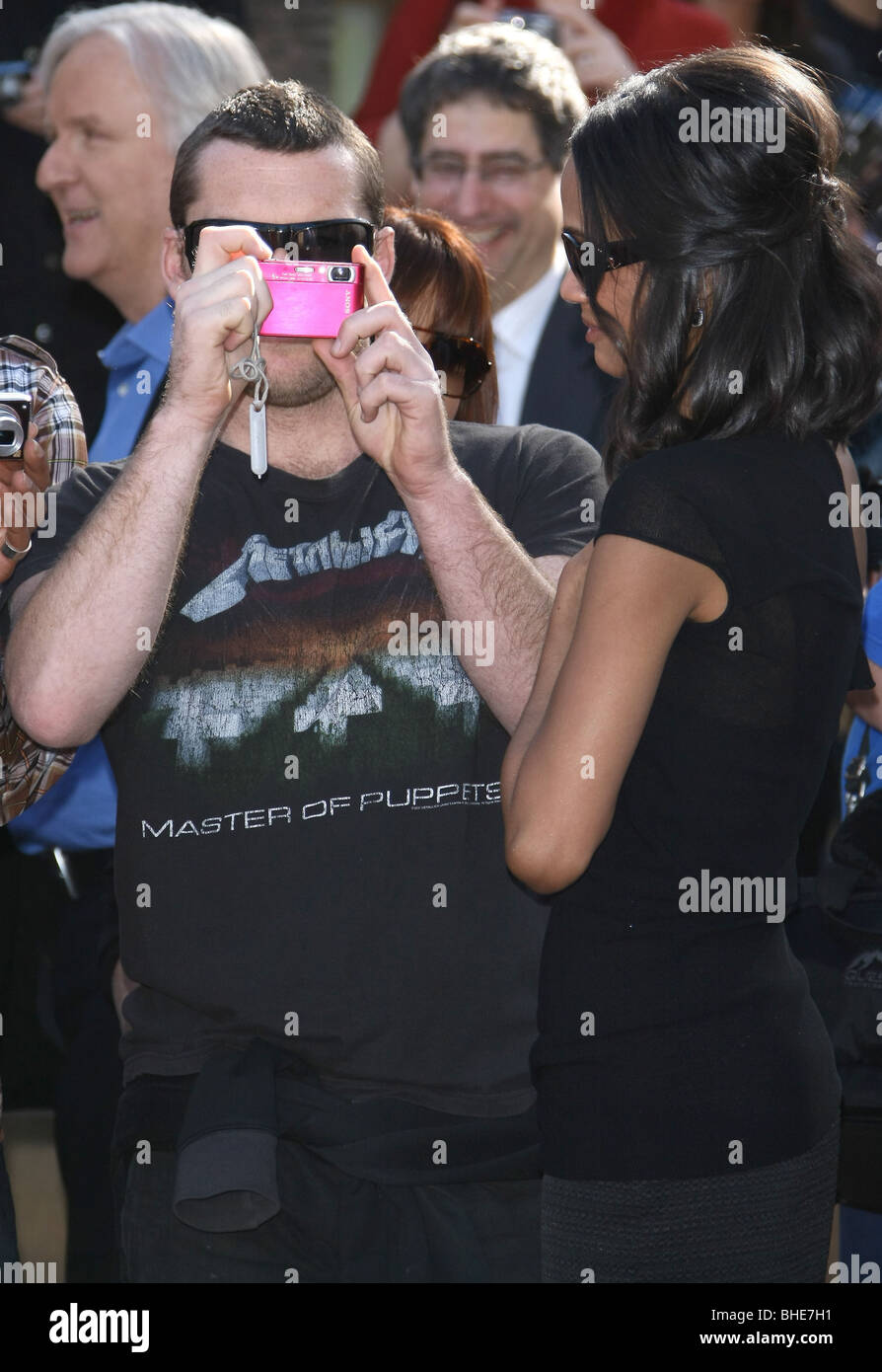 SAM WORTHINGTON ZOE SALDANA JAMES CAMERON GEEHRT MIT EINEM STERN AUF DEM HOLLYWOOD WALK OF FAME HOLLYWOOD LOS ANGELES CA USA 18 Stockfoto