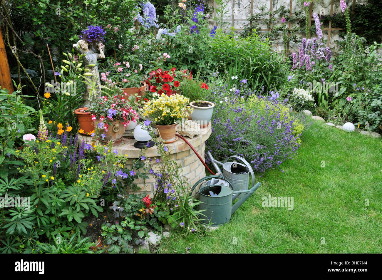 Staudenbeet und jährliche Pflanzen in einem Garten im Hinterhof. Design: Jutta wahren Stockfoto