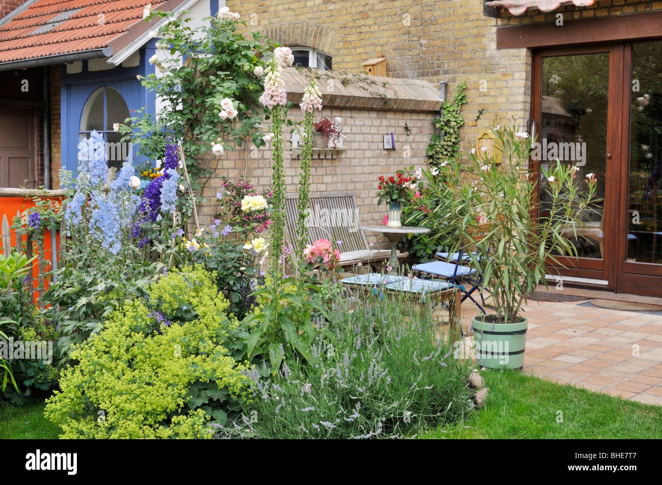 Ewige Grenze und Terrasse in einem Garten im Hinterhof. Design: Jutta wahren Stockfoto