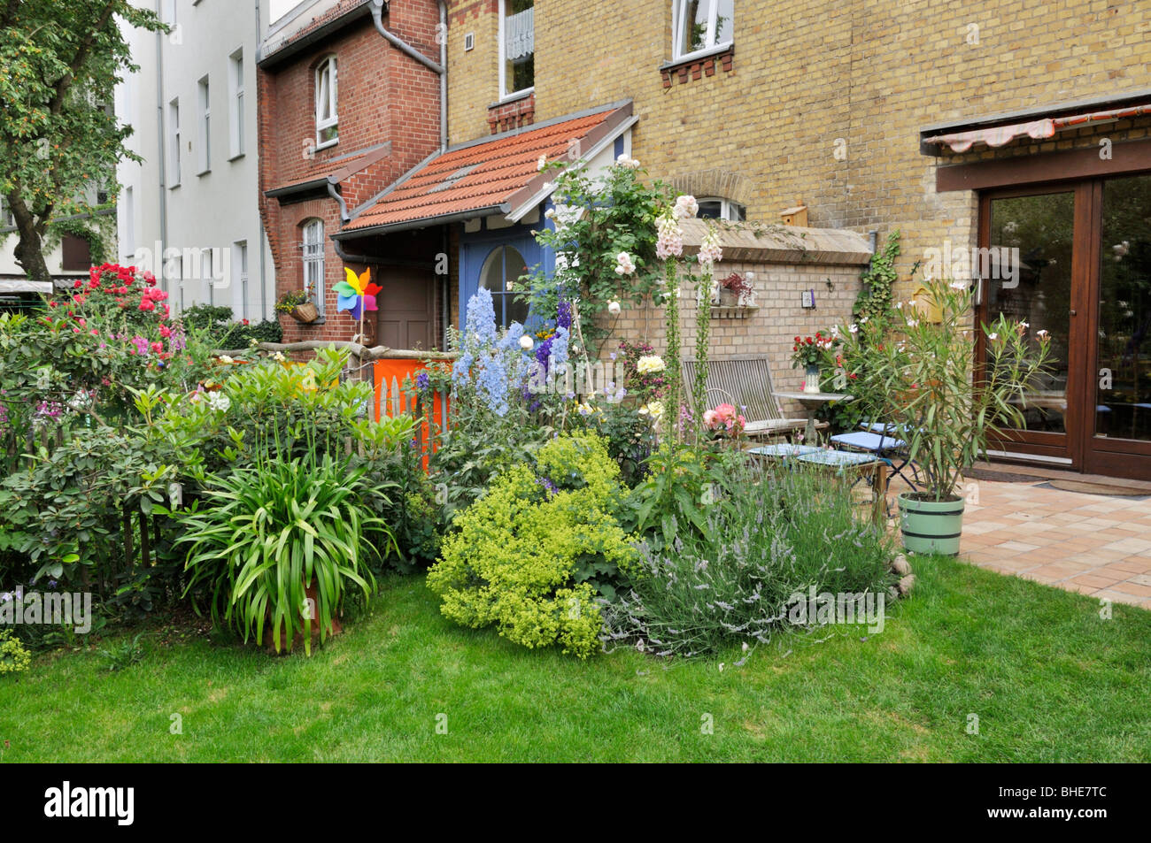 Ewige Grenze und Terrasse in einem Garten im Hinterhof. Design: Jutta wahren Stockfoto