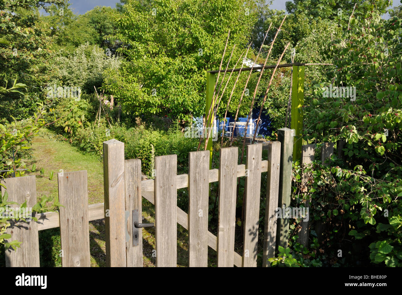Hölzerne Tor von einem natürlichen Garten Stockfoto