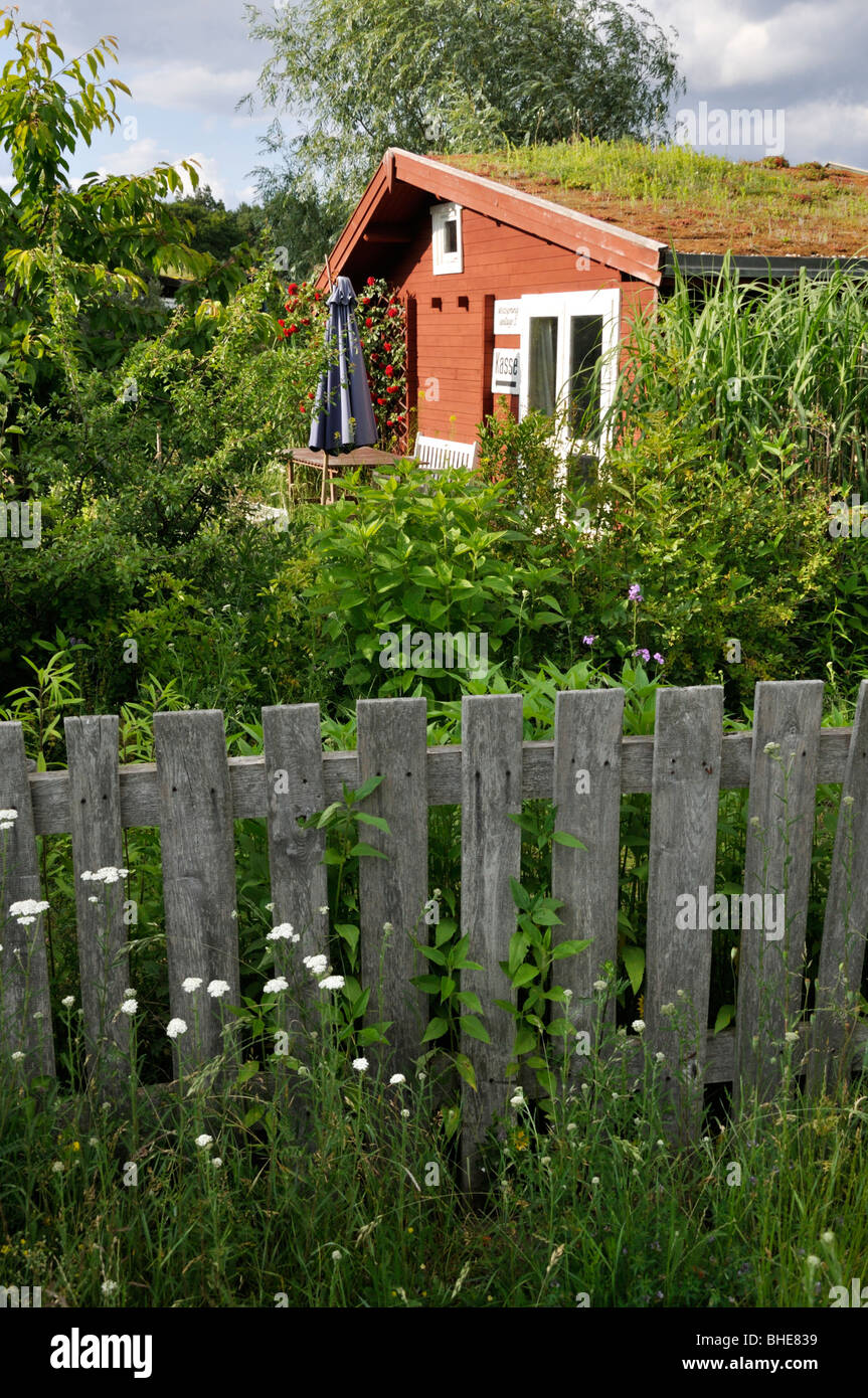 Garten Haus mit grünem Dach in einem natürlichen Garten Stockfoto