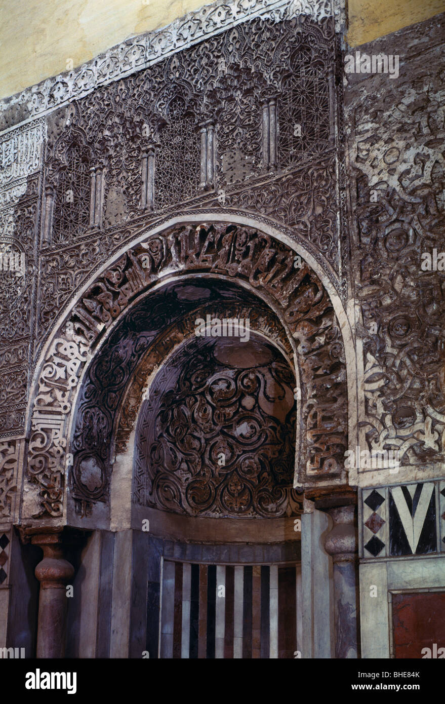 Al-Azhar-Moschee, Cairo. 972 n. Chr. gegründet. Ursprüngliche fatimidische Stuckdekoration der Mihrab (die Inschrift Band), Stockfoto