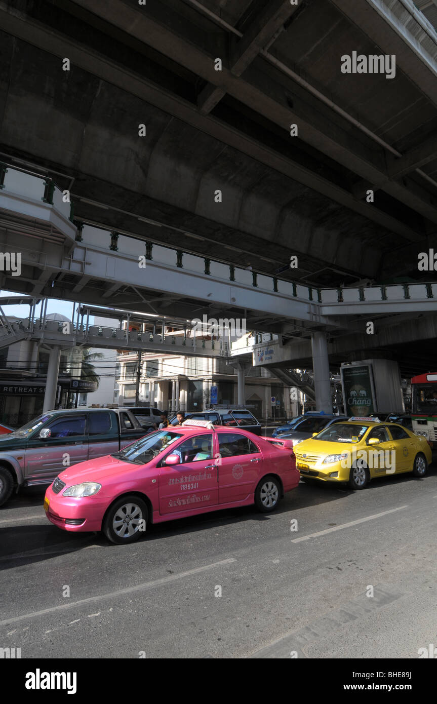 Verkehr kriecht unter Skytrain-Station Nana Bangkok Thailand entlang der Sukhumvit Road. Stockfoto