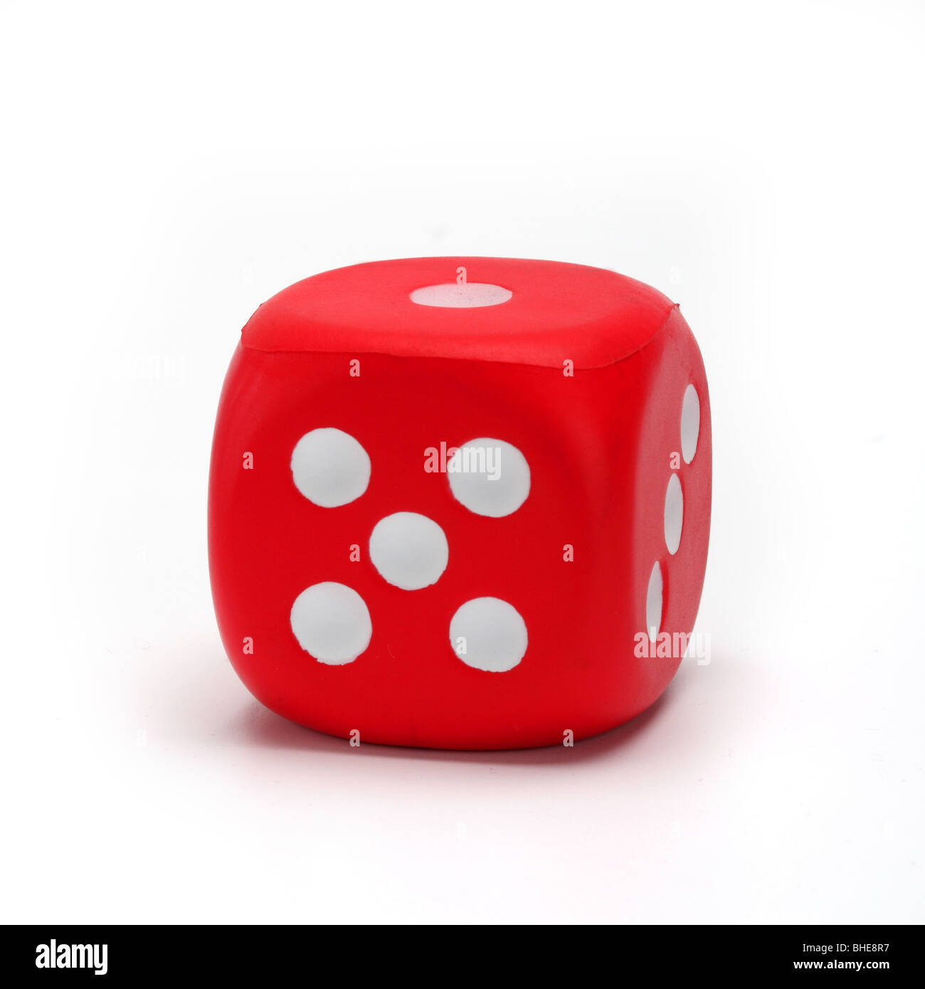 roter Würfel weiße Hintergrund spielen Glücksspiel Wette Casino Spielball Versprechen sucht leicht verdientes Geld Stockfoto