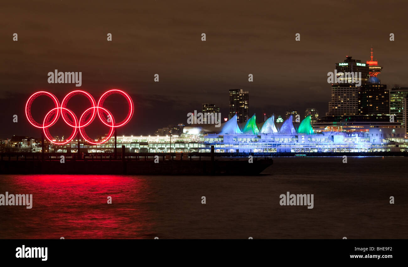 Olympische Ringe und die Skyline von Vancouver in der Nacht Stockfoto