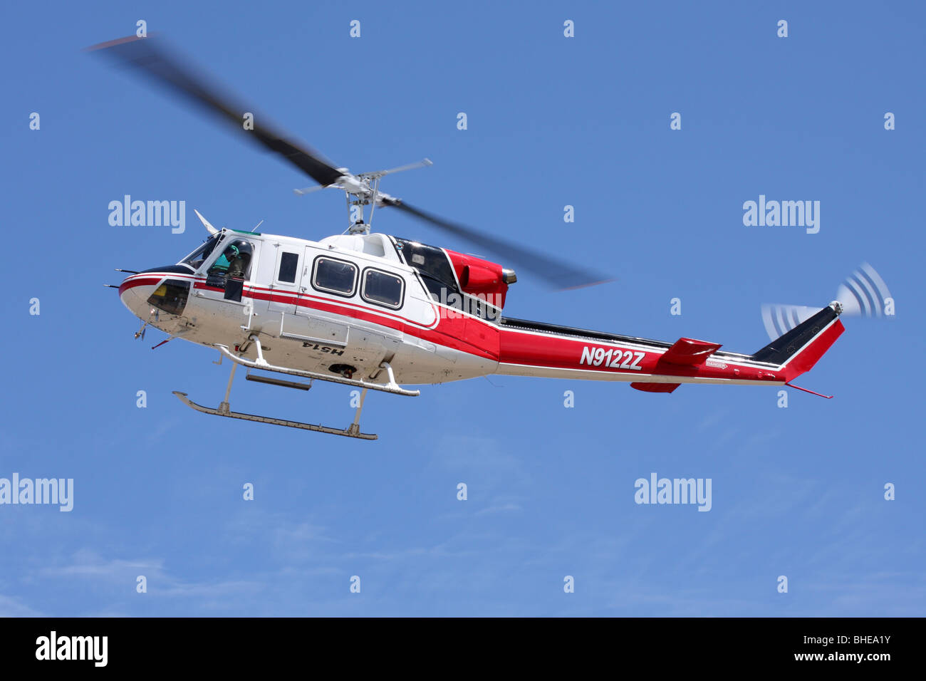 Bell Modell 212 schwebt vor der Landung auf dem Grass Valley Luftwaffenstützpunkt Angriff in Grass Valley, Kalifornien Stockfoto