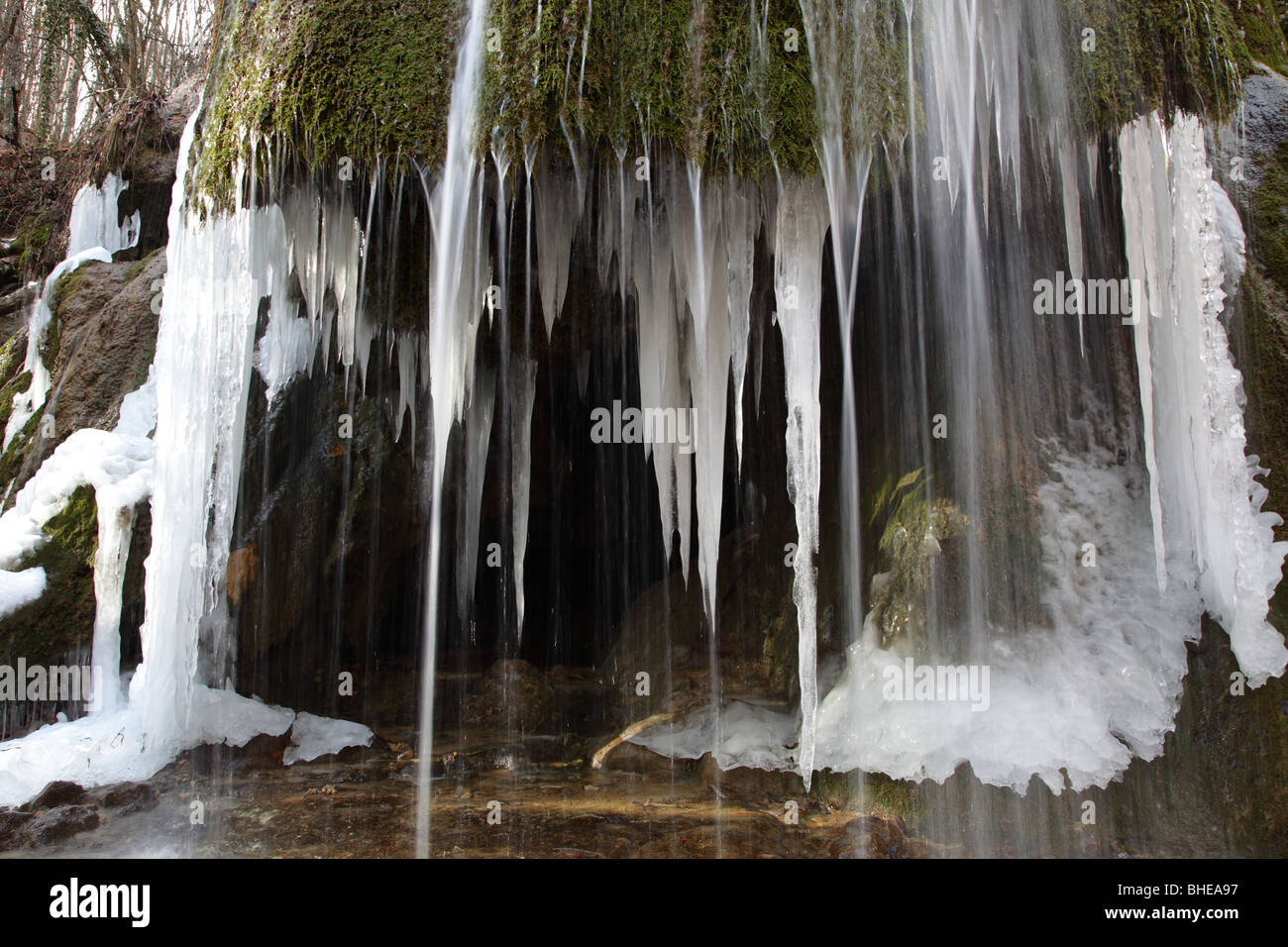 eisbedeckten Bergbach Stockfoto