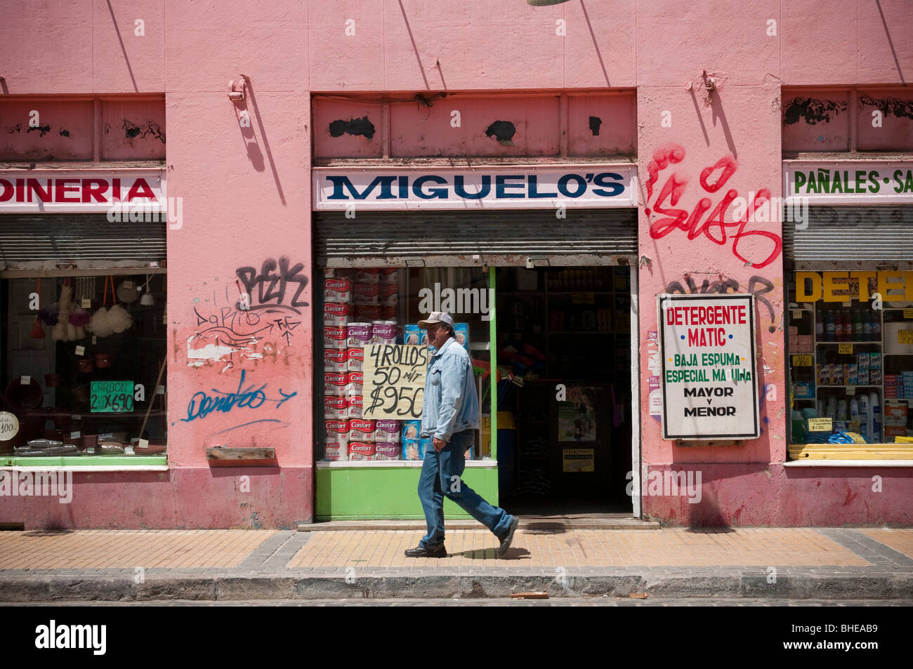 Straßenszene in Valparaiso, Chile.  Die ganze Stadt gilt als Weltkulturerbe. Stockfoto