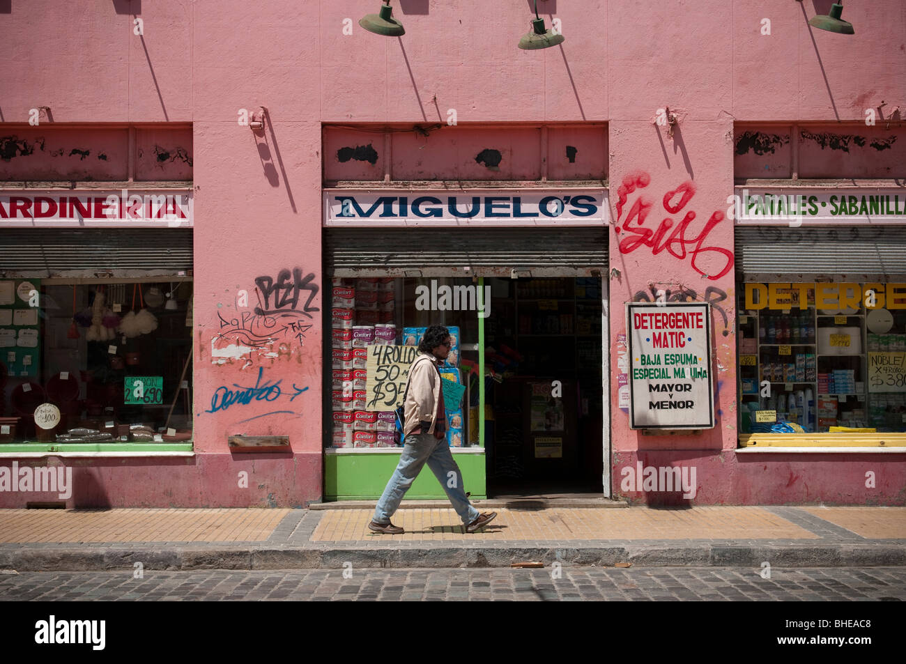 Straßenszene in Valparaiso, Chile.  Die ganze Stadt gilt als Weltkulturerbe. Stockfoto