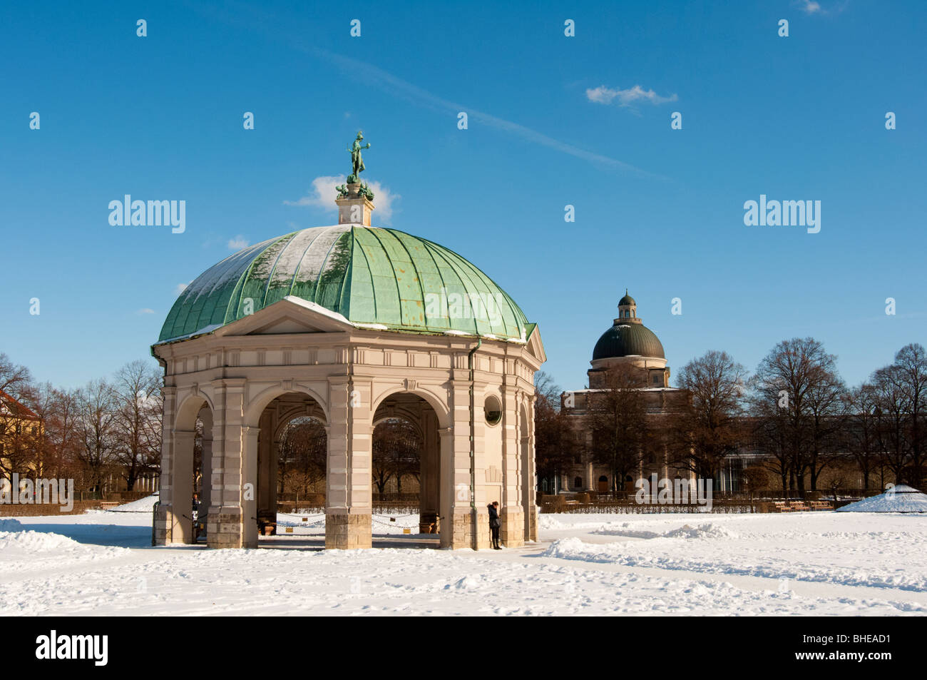 Göttin Diana-Denkmal in einem verschneiten Hofgarten mit Staatskanzlei im Hintergrund. Stockfoto