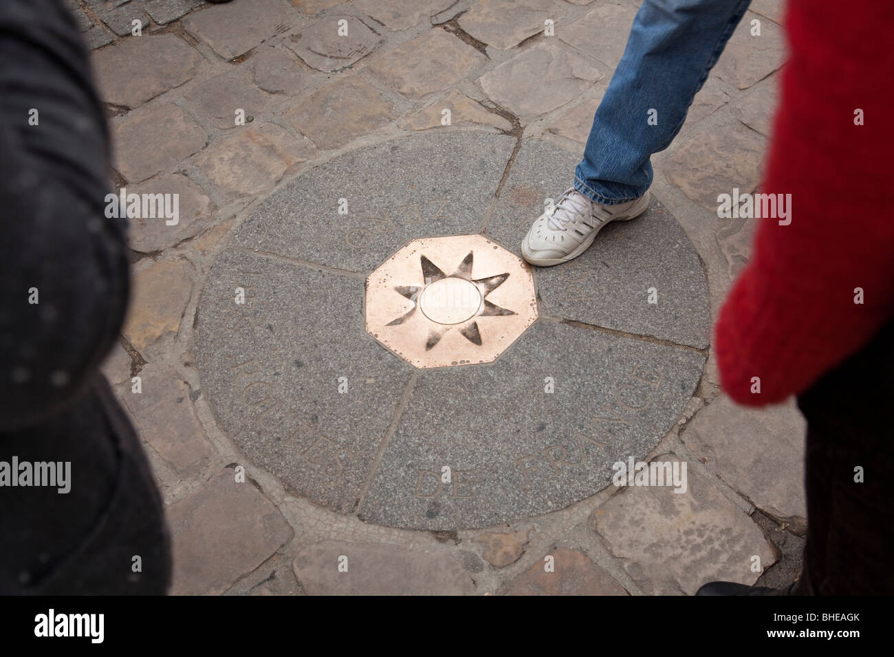 Menschen steigen auf Paris Kilometer Null Stockfoto