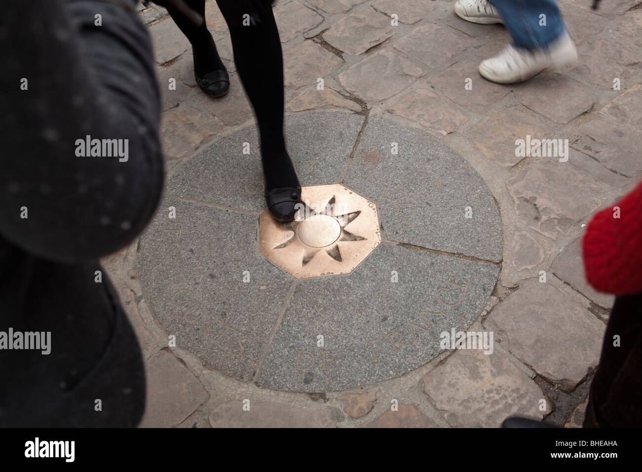 Menschen treten Paris Kilometer Null Stockfoto