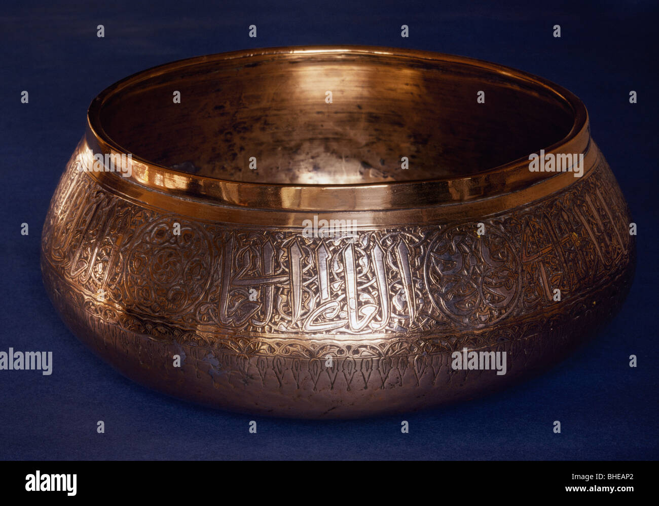 Messing Schale, mit Silber, eine Weihinschrift Anfang 14. Jh. Mamluk eingelegt. Kairo, Ägypten. Stockfoto