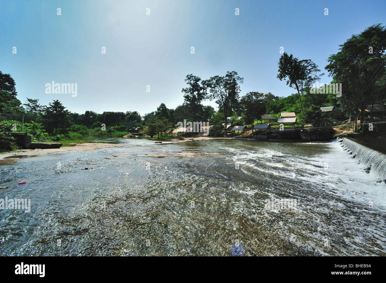 Lao Dorf am Ufer Flusses. Stockfoto