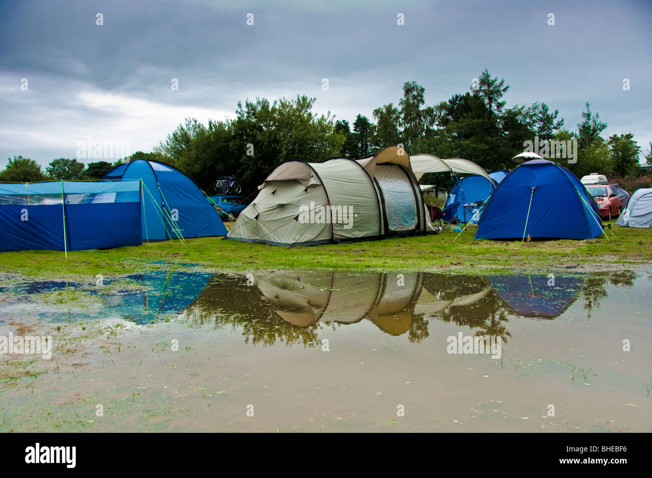 Zelte auf überflutetem Campingplatz im Lake District, im Sommer nach starkem Regen. VEREINIGTES KÖNIGREICH Stockfoto