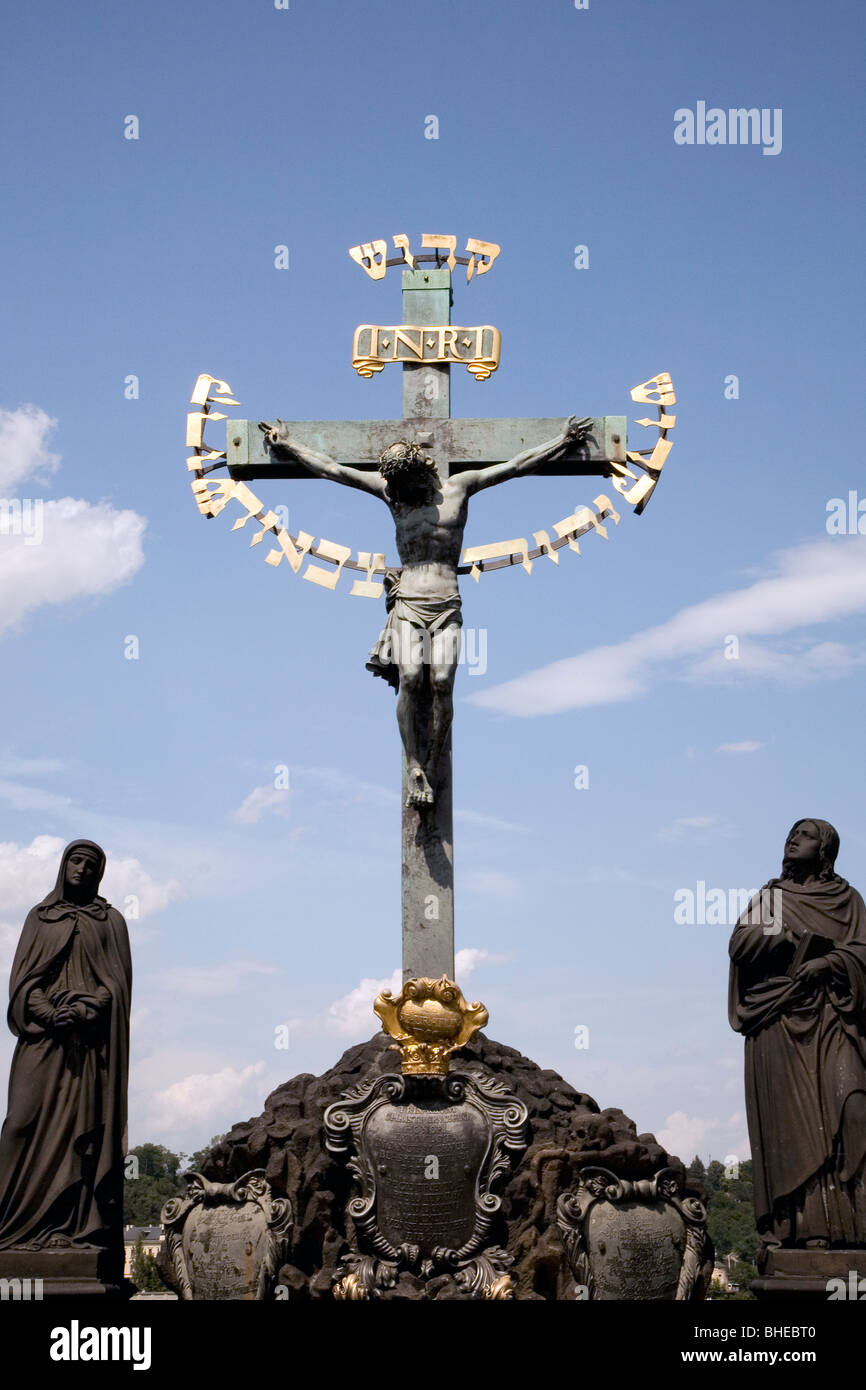 Tschechien, Prag, Prag - Karlsbrücke, Christus Kreuz. Stockfoto