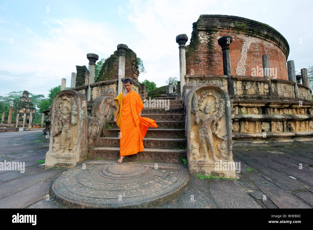 Ein buddhistischer Mönch Abstieg nach Anbetung am Watadage-Stupa Haus (schöne alte Ruinen) Polonnaruwa Sri Lanka Stockfoto