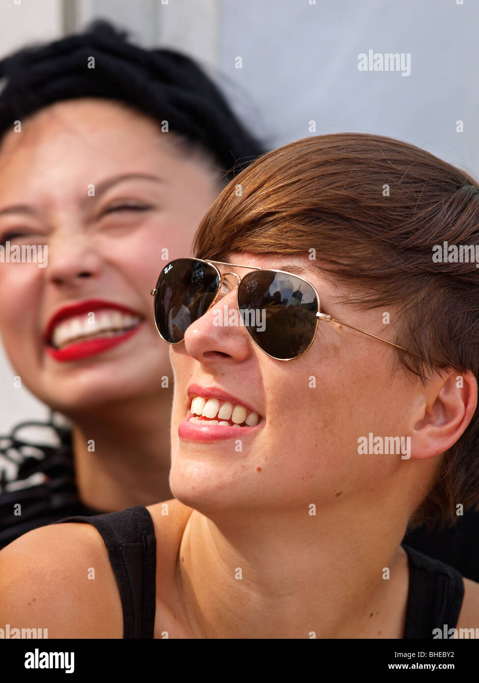 Zwei weibliche Designer bei l'Oreal fashion Eröffnung am Federation Square in Melbourne victoria Australien Stockfoto