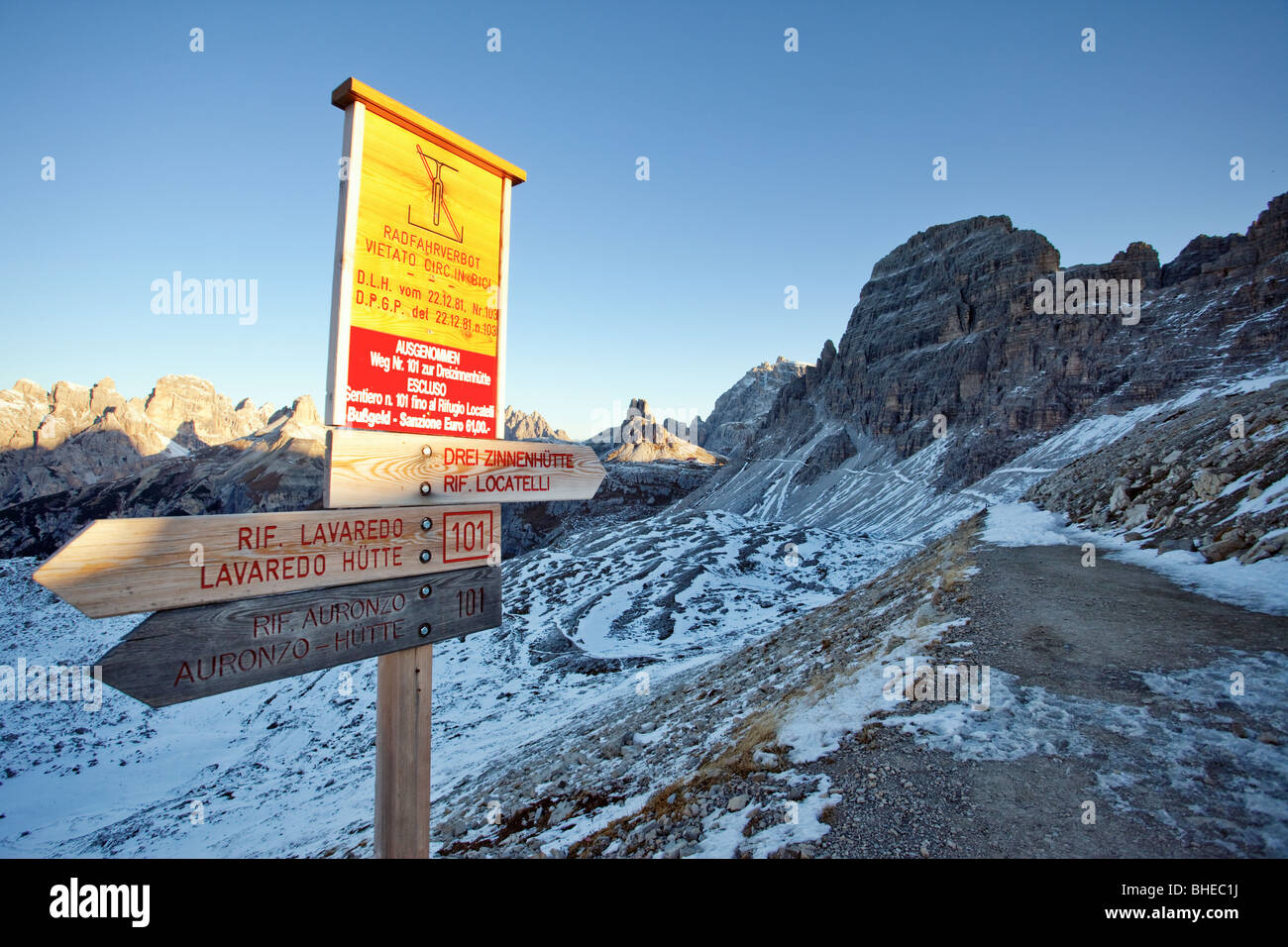 Wandern auf dem Weg von 3 Cime di Lavaredo Locatelli Flüchtling Stockfoto