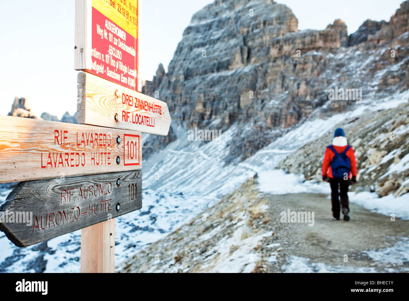 Ein Mädchen, das Wandern auf dem Weg von 3 Cime di Lavaredo Locatelli Flüchtling Stockfoto