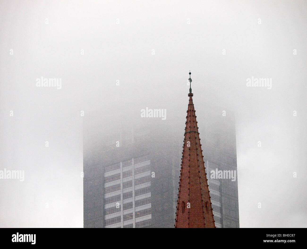 TURM DER ST.-PAULS-KATHEDRALE MIT NIEDRIGEN REGENWOLKE VERDECKT HIGH RISE HOCHHAUS HINTER MELBOURNE VICTORIA AUSTRALIEN Stockfoto