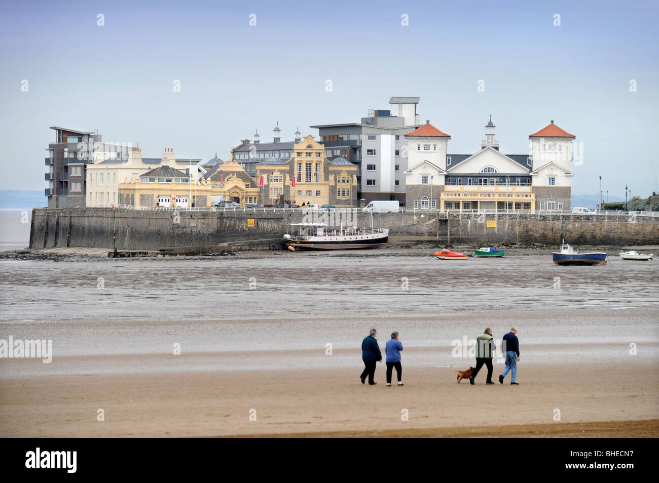 Gesamtansicht des Strandes am Weston-Super-Mare mit der neu entwickelten Knightstone Insel außerhalb UK Stockfoto