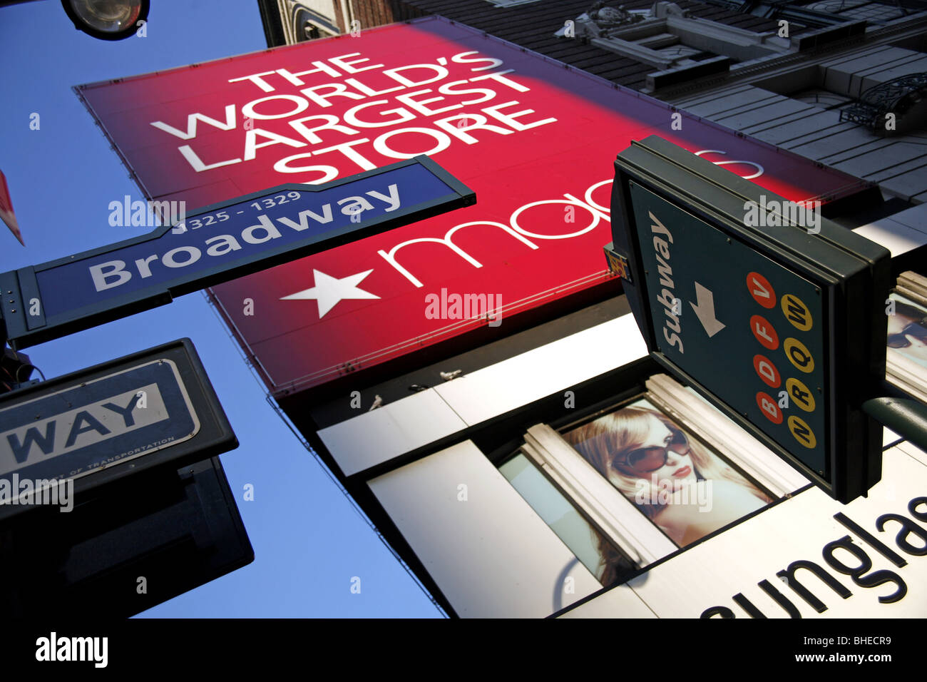 Kaufhaus Macys und der Broadway Street unterzeichnen in New York, Amerika Stockfoto