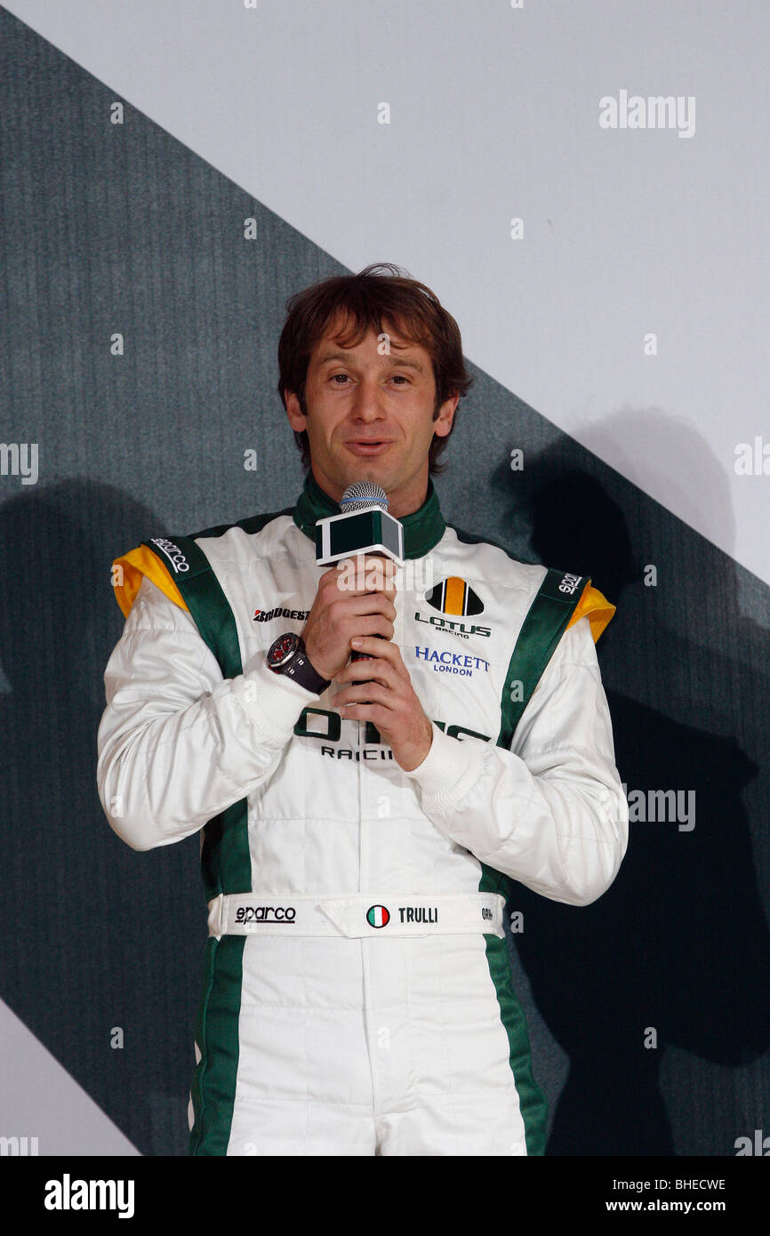 Italienische Fahrer Jarno Trulli bei Lotus Cosworth T127 Formel1 Auto am Team starten in London England Stockfoto