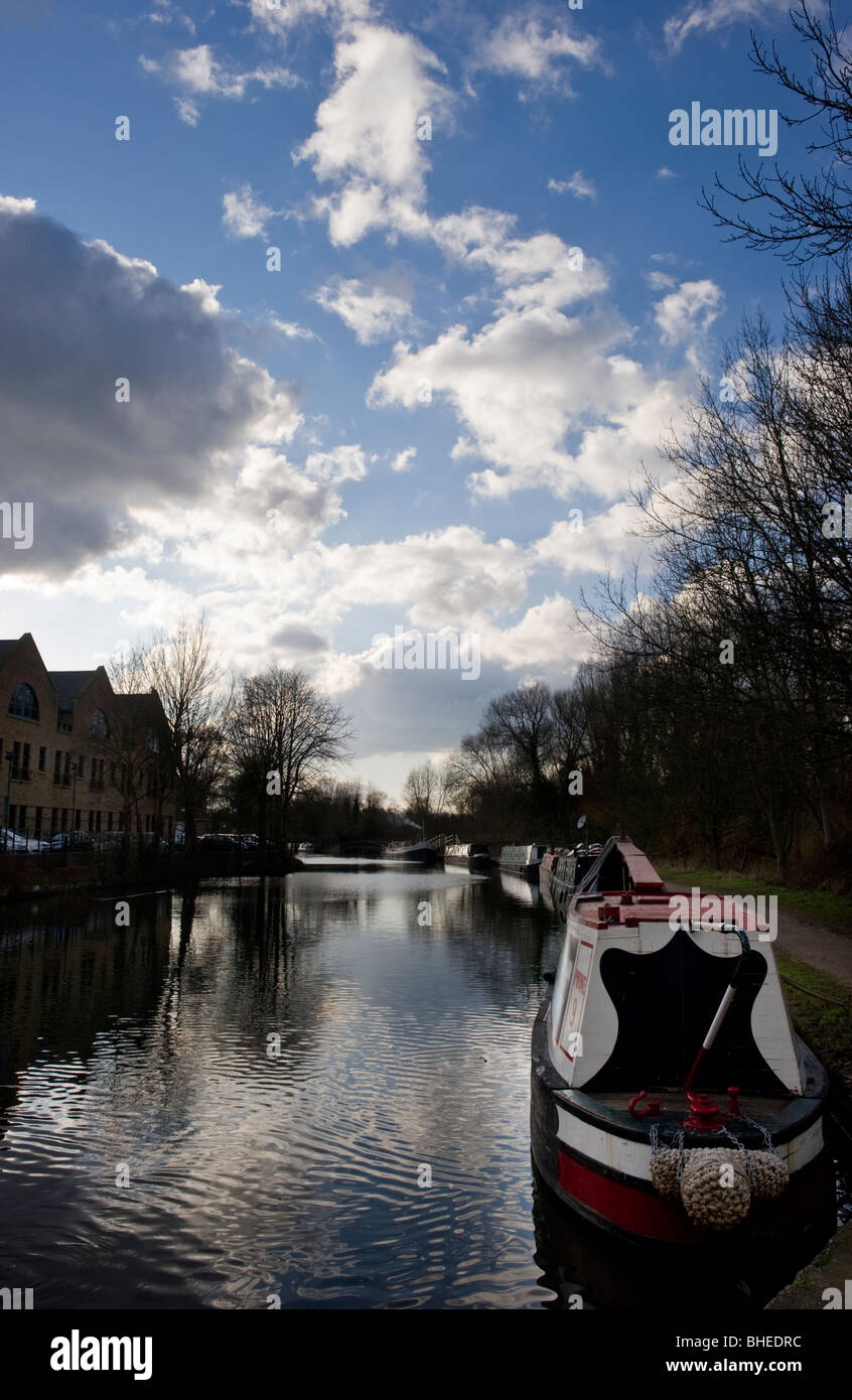 Winter-Wolkenbildung über festgemachten schmale Boote am Grand Union canal Rickmansworth Hertfordshire UK Stockfoto