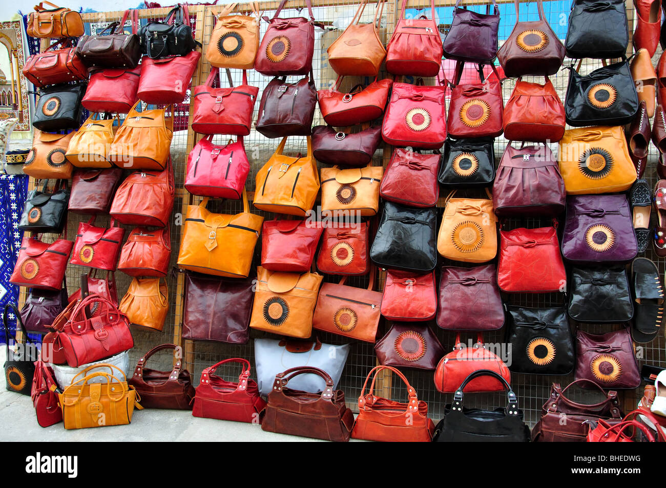Ledertaschen für Verkauf, Kairouan, Kairouan Governorate, Le Souk de Kairouan, Tunesien Stockfoto