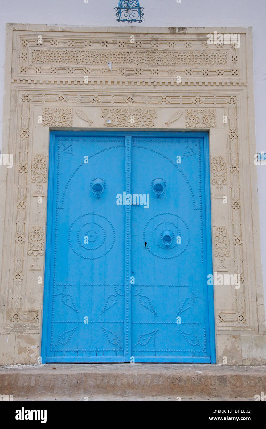 Typische blaue Tür, Le Souk de Kairouan, Kairouan, Kairouan Governorate, Tunesien Stockfoto
