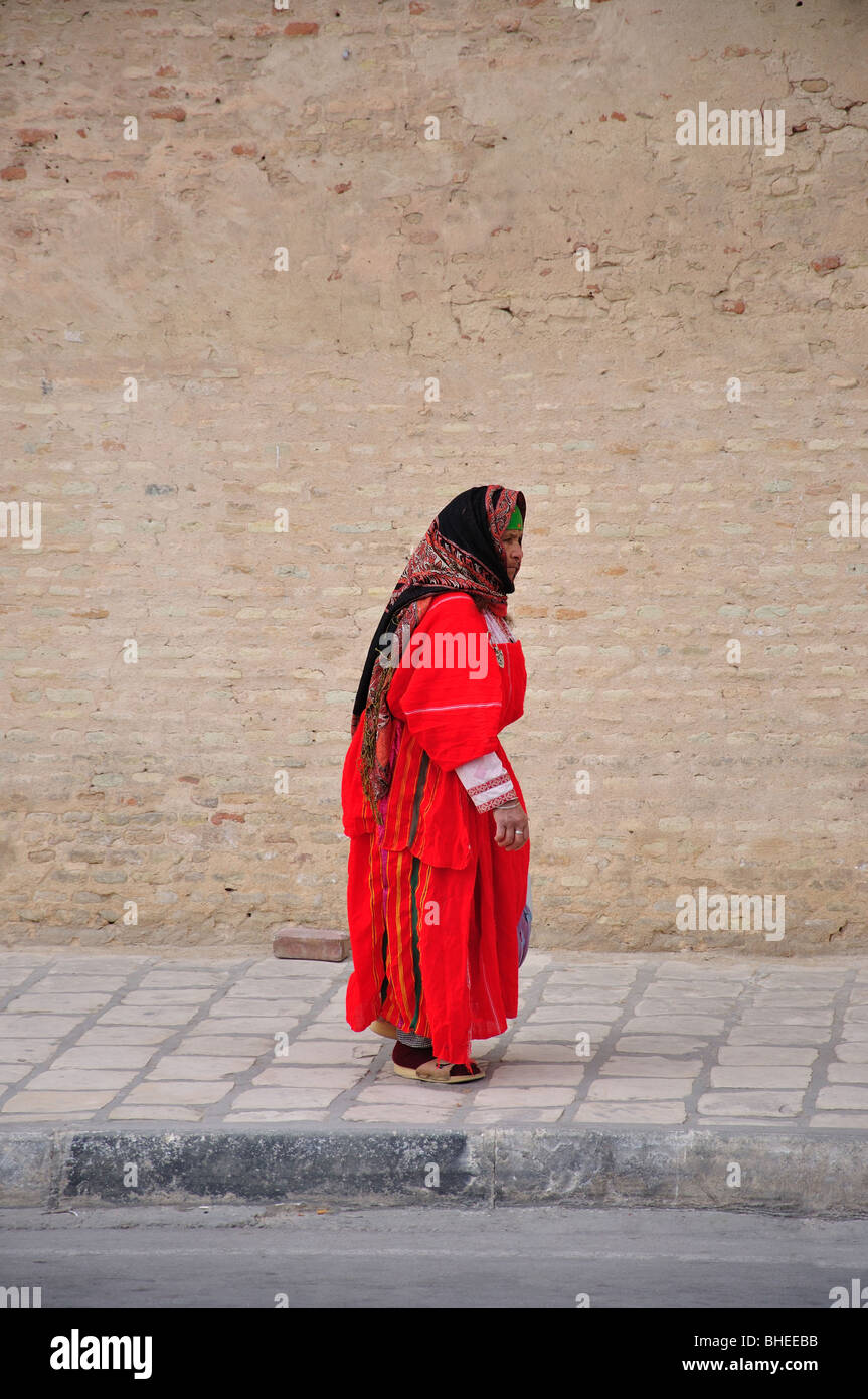 Alte Frau in traditioneller Kleidung außerhalb Kairouan, Kairouan Governorate, Souk, Tunesien Stockfoto