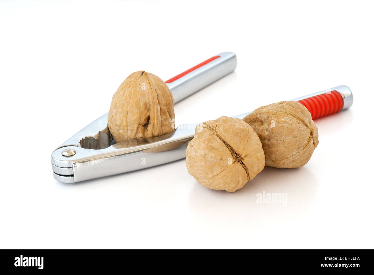Detail des Nussknackers mit drei Walnüssen isoliert auf weißem Hintergrund mit Beschneidungspfad Stockfoto