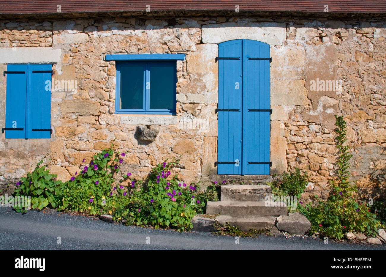 Steinhaus mit blauen Türen und Fensterläden, Dordogne-Tal, Süd-west Frankreich, Europa. Stockfoto