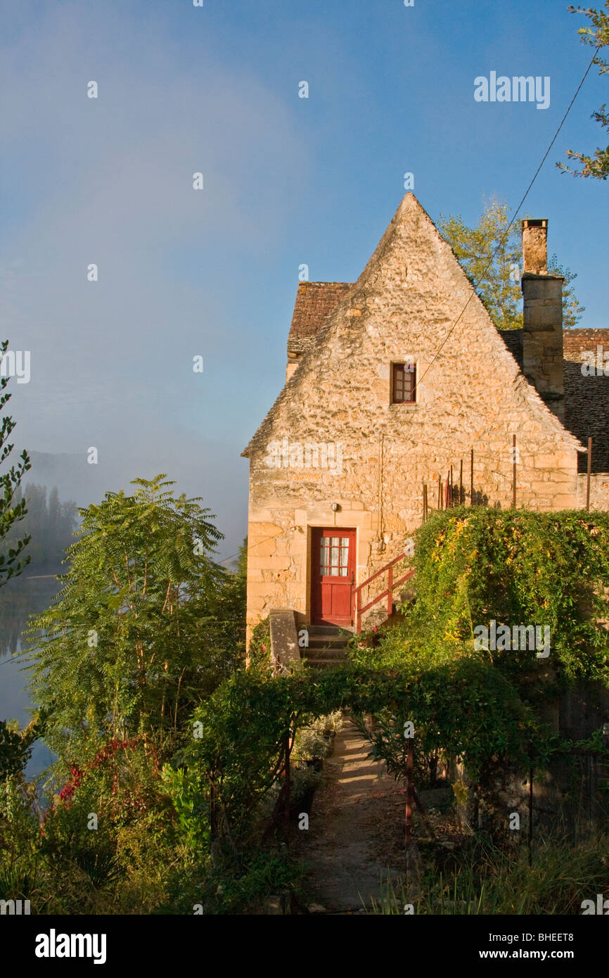 Cliffside Haus, La Roque-Gageac, Dordogne (Périgord), Südwest-Frankreich. Stockfoto