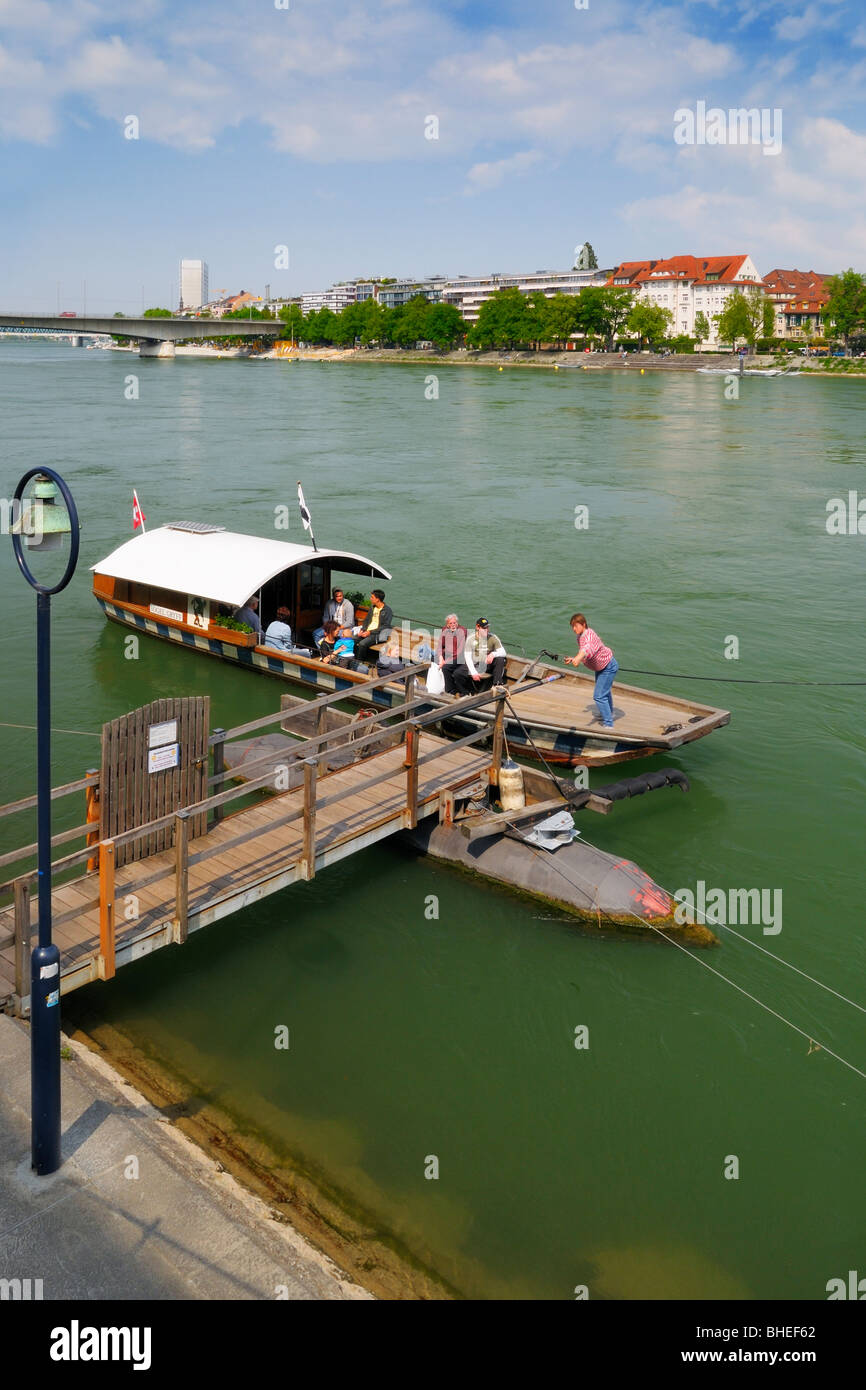 Passagier-Fähre überqueren den Rhein aus in der Stadt Basel, Basel-Stadt, Schweiz. Stockfoto