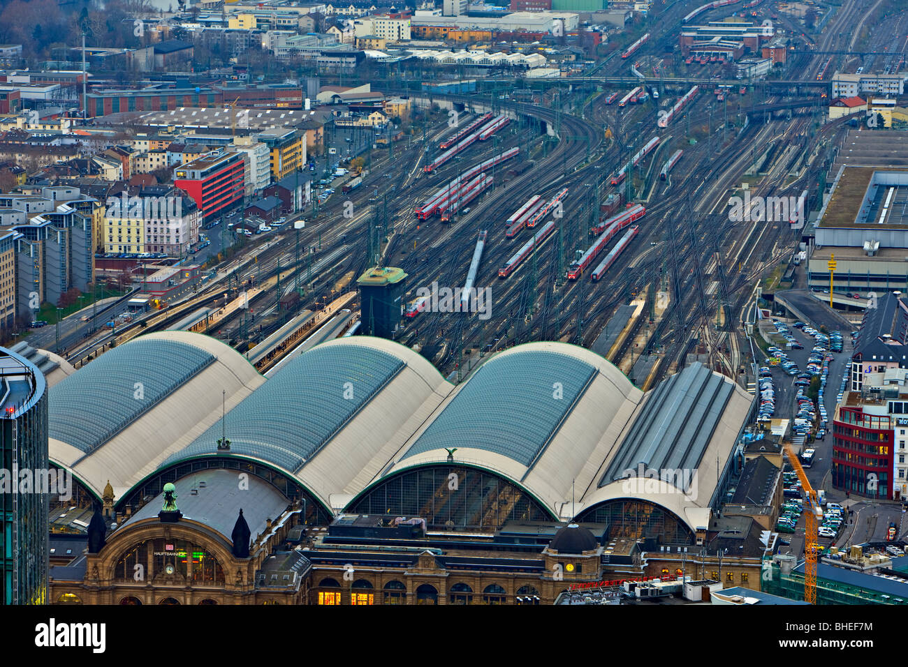 Frankfurt bin Main Hauptbahnhof (Hauptbahnhof) wie aus dem Main Tower, Stadt Frankfurt Am Main, Hessen, Deutschland Stockfoto
