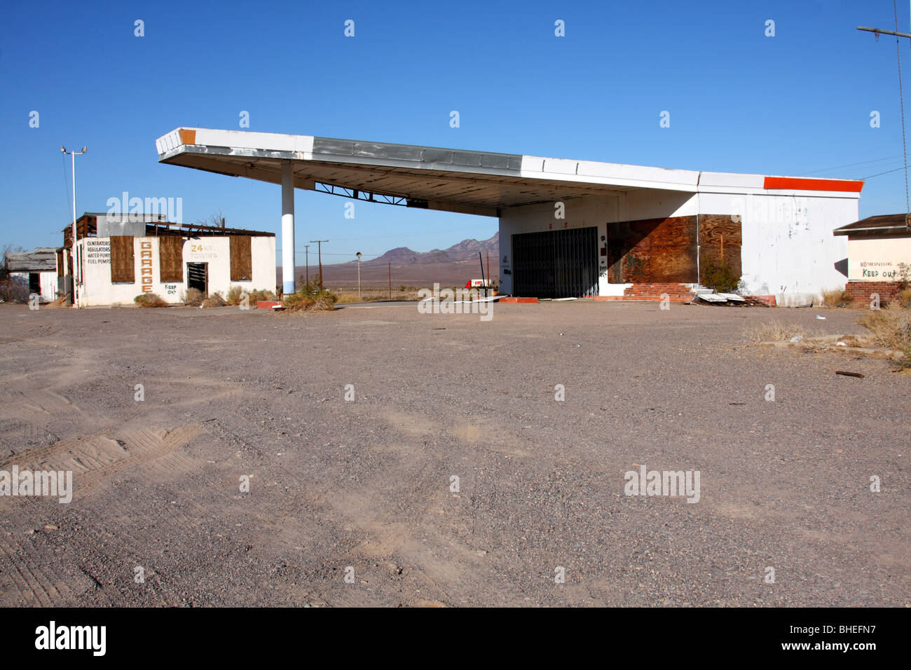 Verlassene Tankstelle und Garage entlang der Route 66 in Ludlow, Kalifornien. Stockfoto