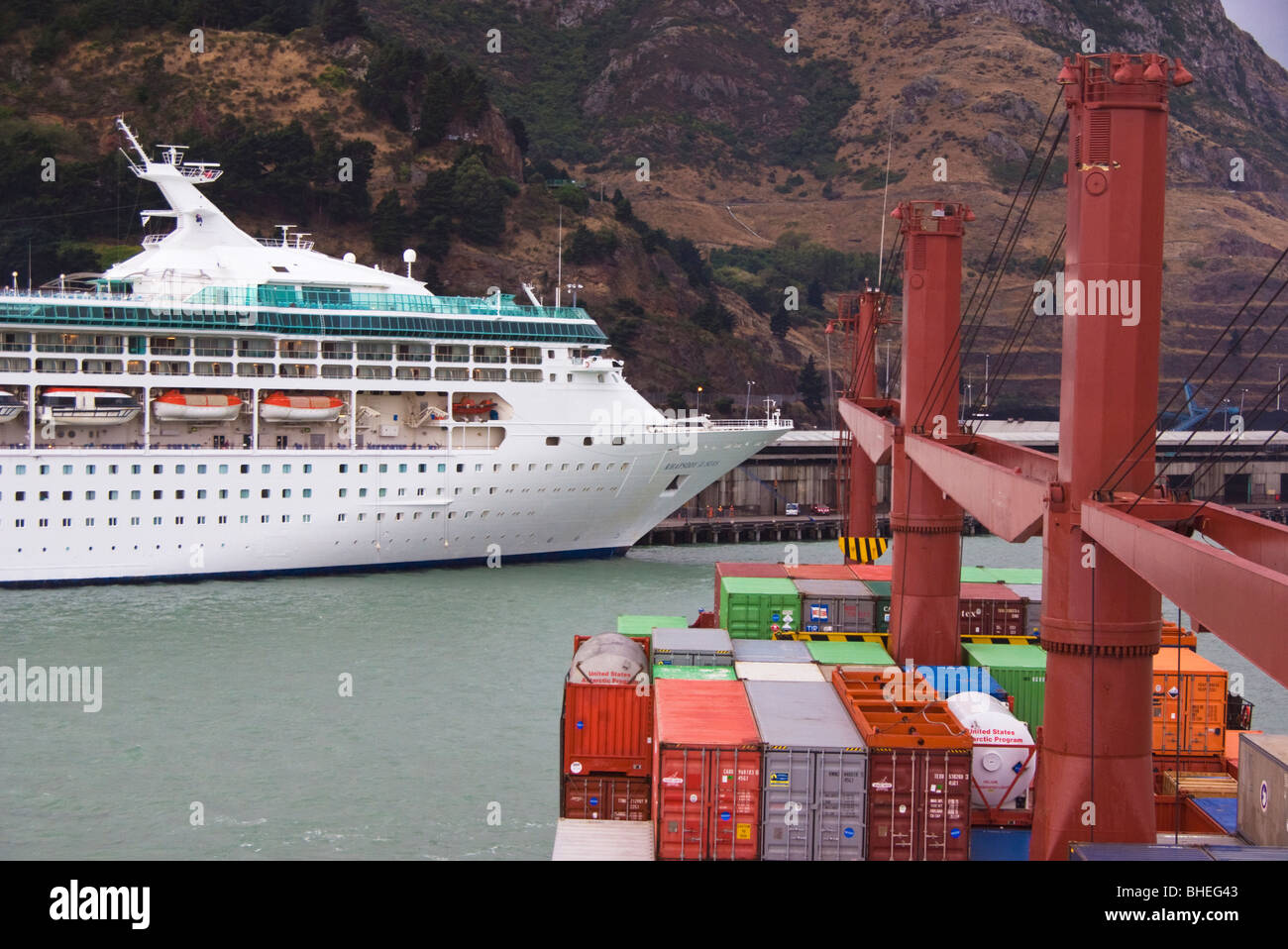 Ein Kreuzfahrtschiff Bogen aus einem Container-Schiff nähert sich ihrem Liegeplatz. Stockfoto
