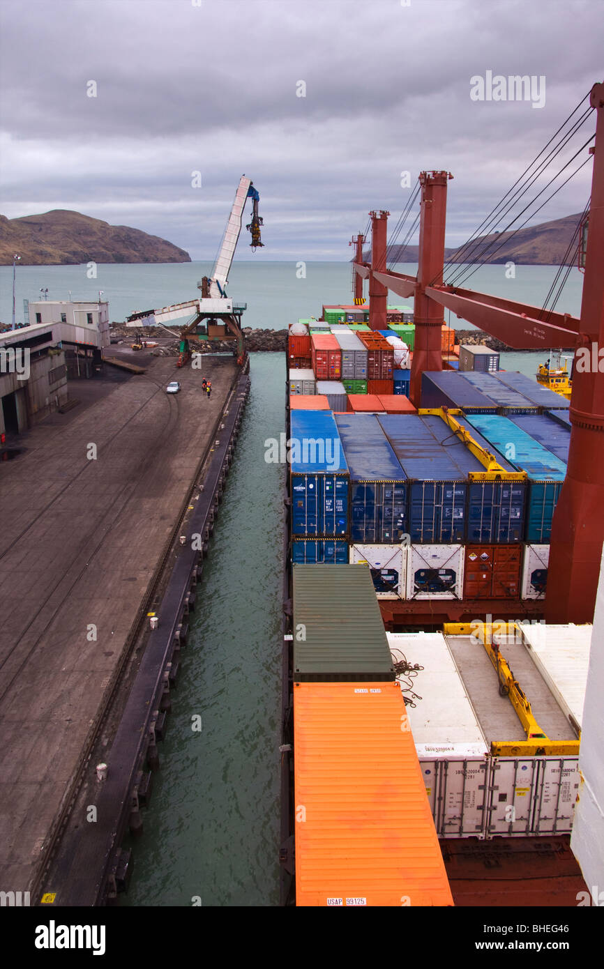 Ein Containerschiff Liegeplätze am Kai in Lyttelton, Neuseeland. Stockfoto