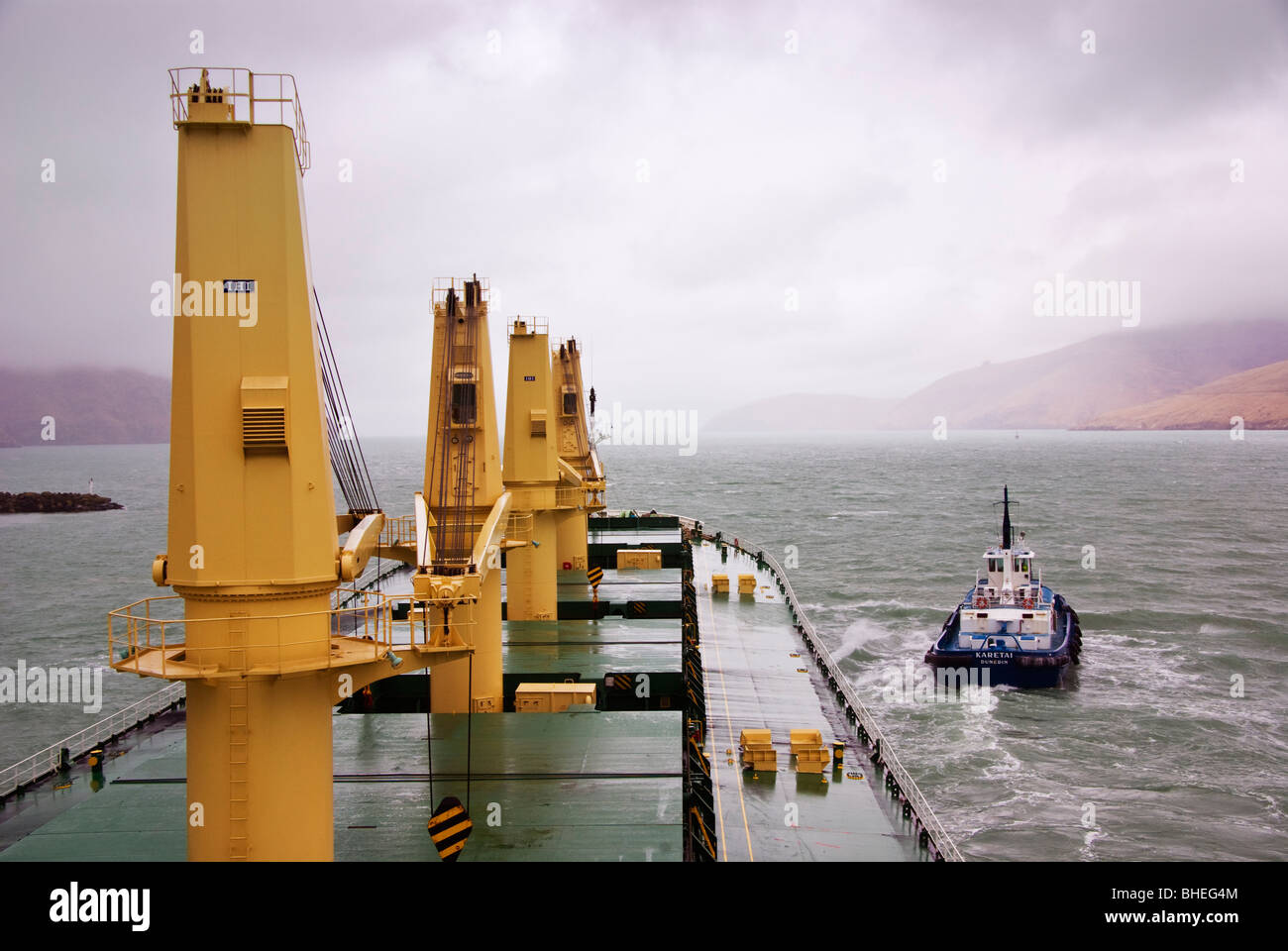 Ein Schlepper fährt ein Schiff nach hilft es eine Abkehr von der Kai. Stockfoto