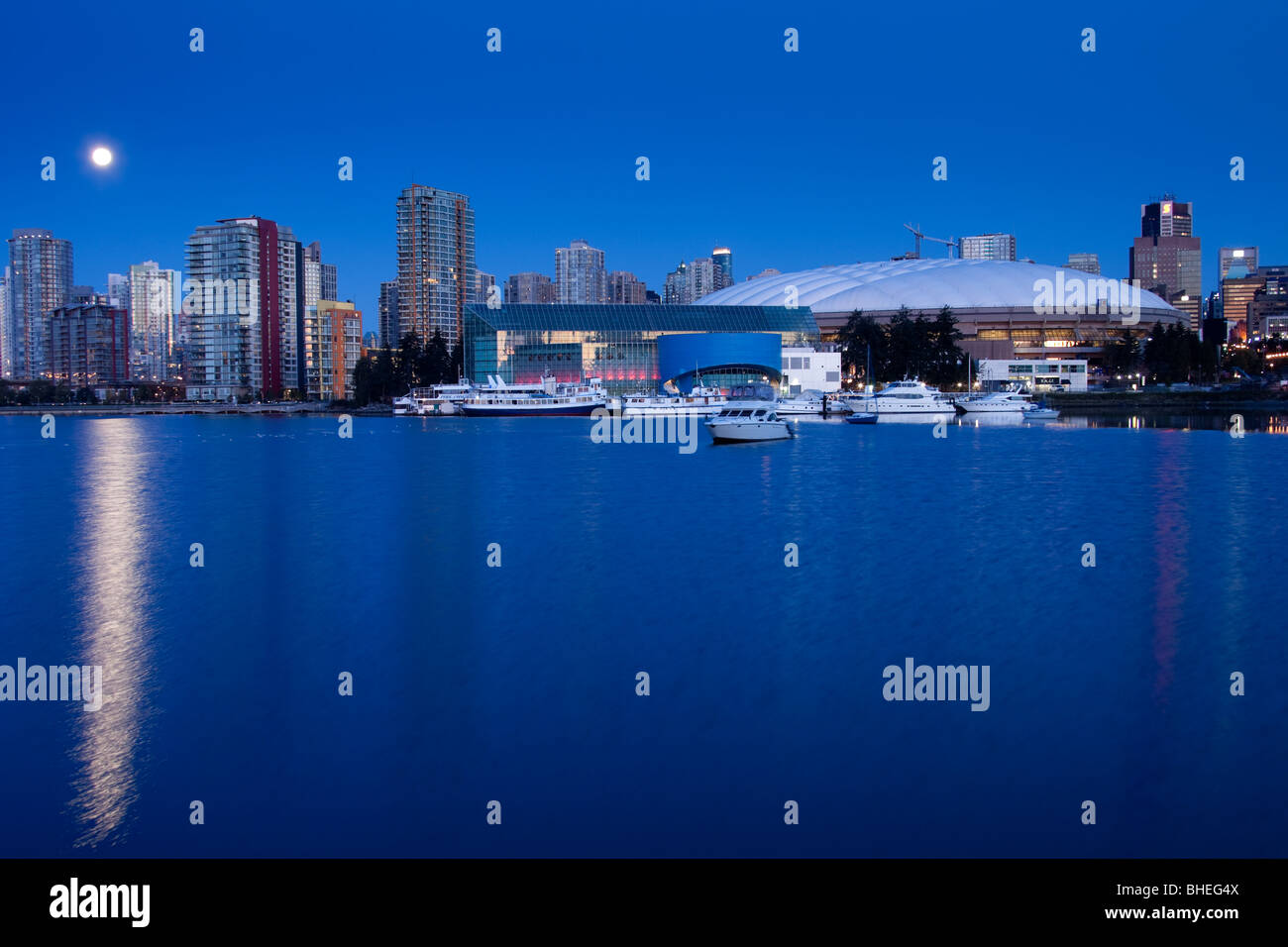 BC Place und Nacht Skyline von Vancouver aus False Creek mit Vollmond Stockfoto