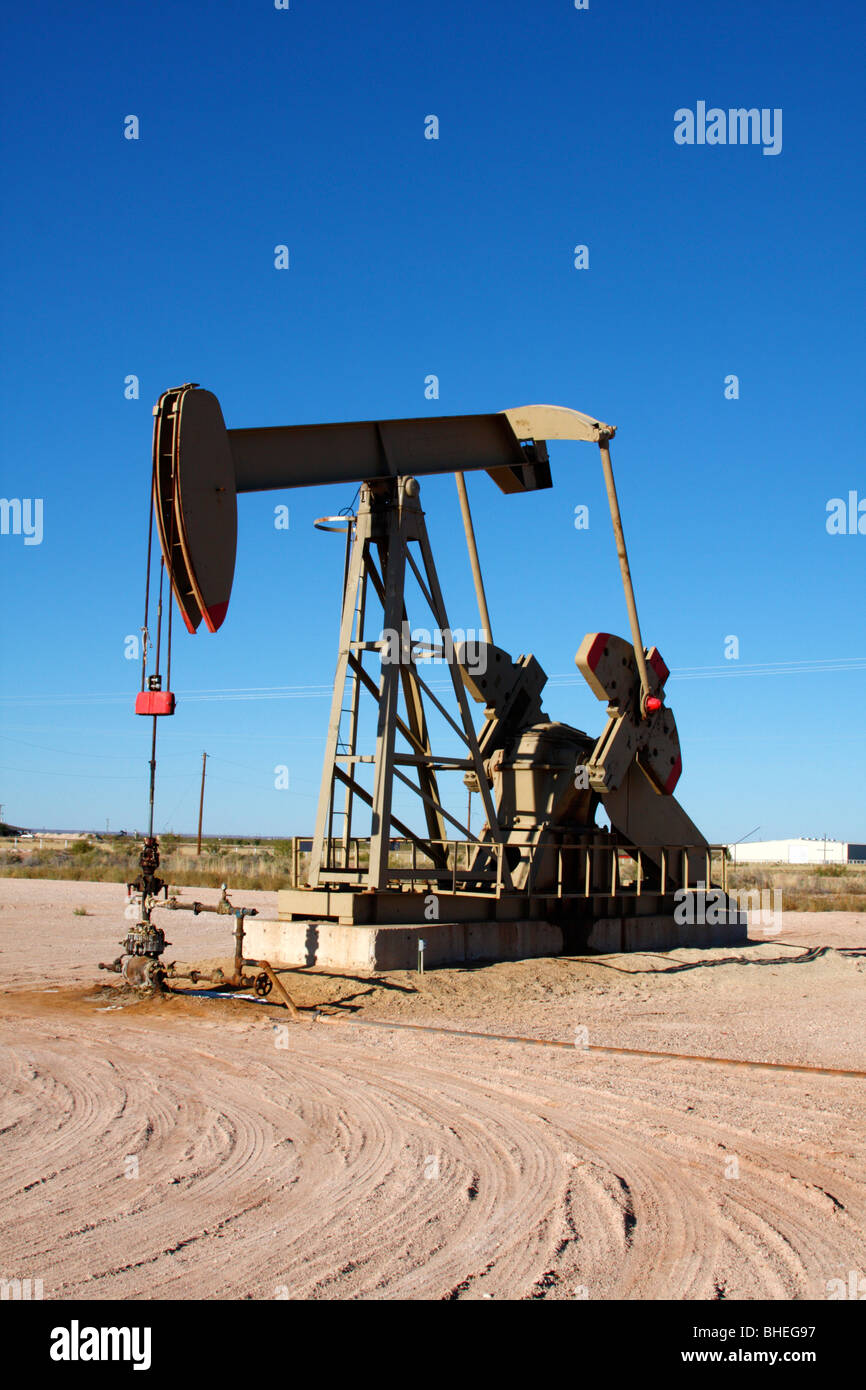 Ölquelle Pumpe Jack in der Nähe von Odessa, Texas Stockfoto
