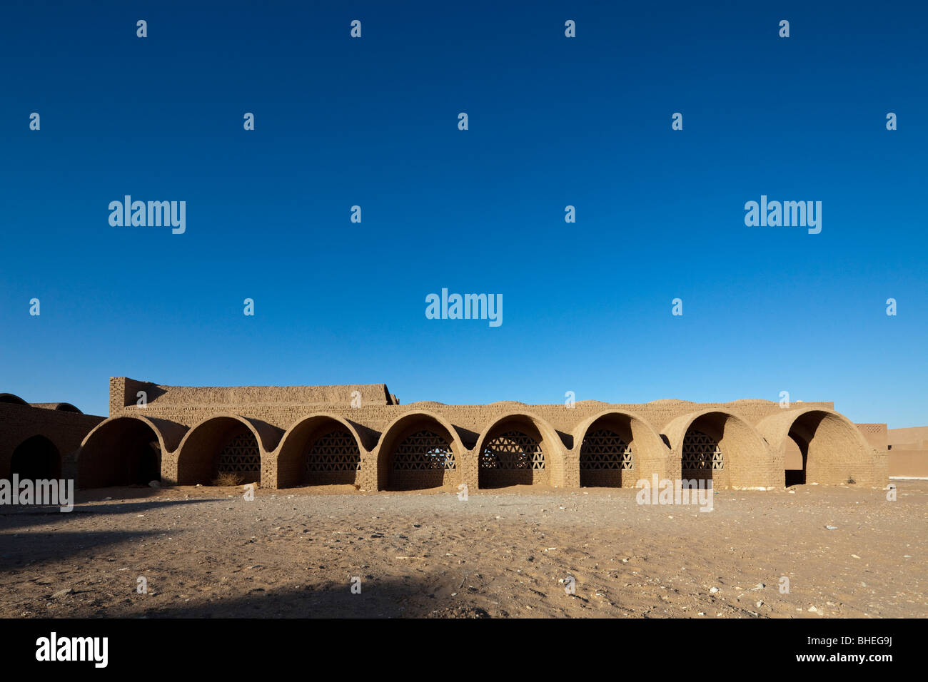 Ansicht der Bögen des sozialen Zentrums, Hassan Fathy entwickelt Dorf des neuen Baris, Kharga Oase, Ägypten Stockfoto