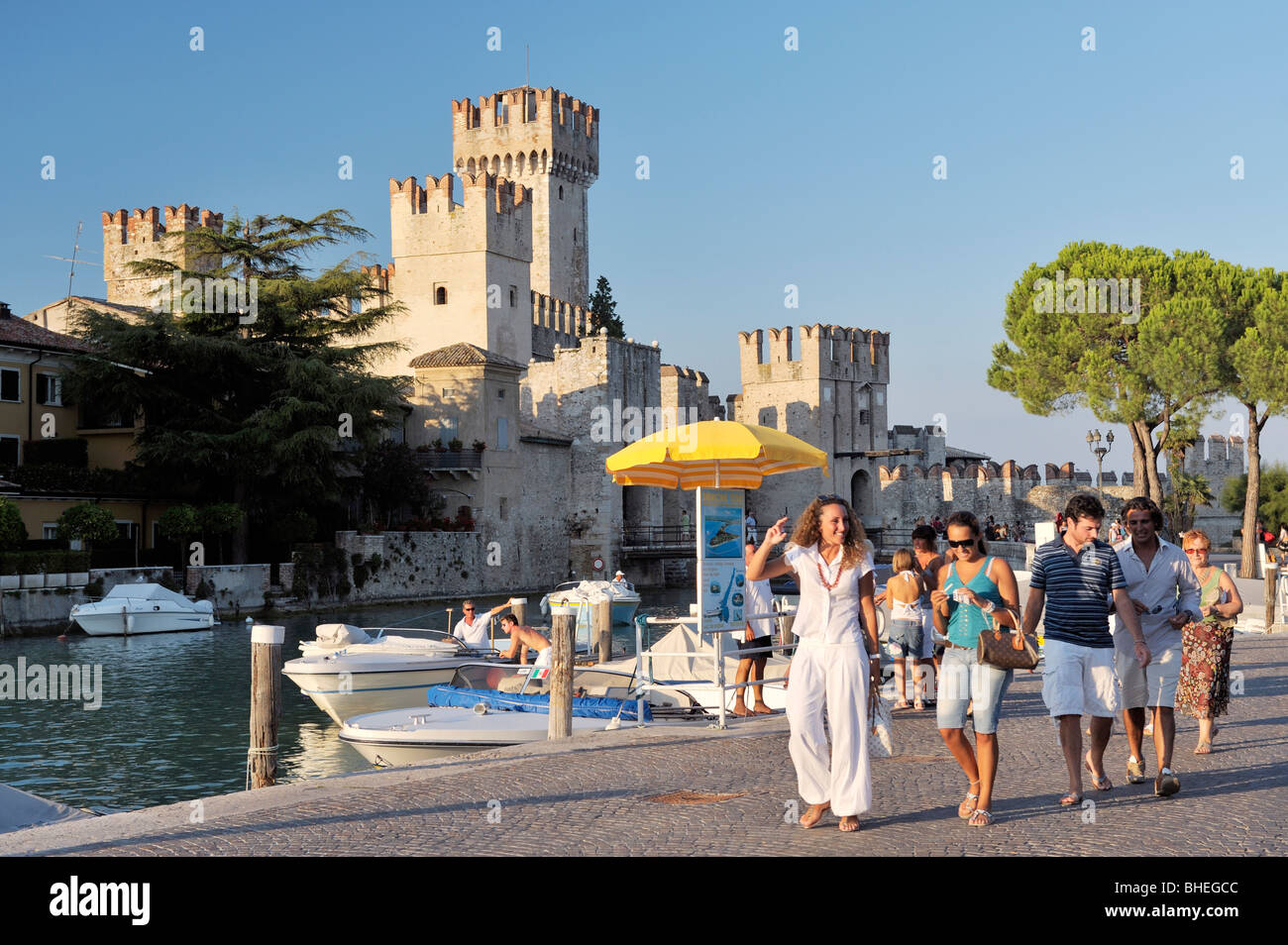 Sirmione am Gardasee, Lombardei, Italien. Antike Stadt und touristische Zentrum. Genuss-Bootsfahrten und 13 C. Scaliger Burg Stockfoto