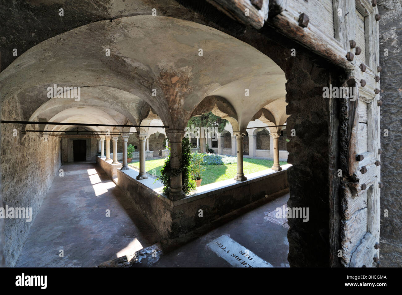 Gargnano, Lombardei, Italien. Durch das alte Tor in dem 15.Jh. Kloster des Heiligen Franziskus in der Stadt von Gargnano, Gardasee. Stockfoto