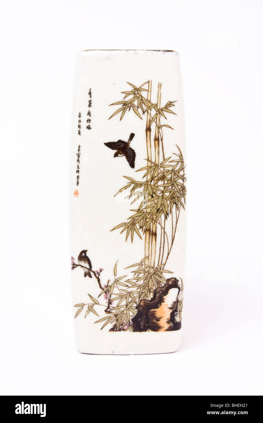 Vintage Oriental Vase isoliert wahrscheinlich Japanisch vor weißem Hintergrund. Stockfoto
